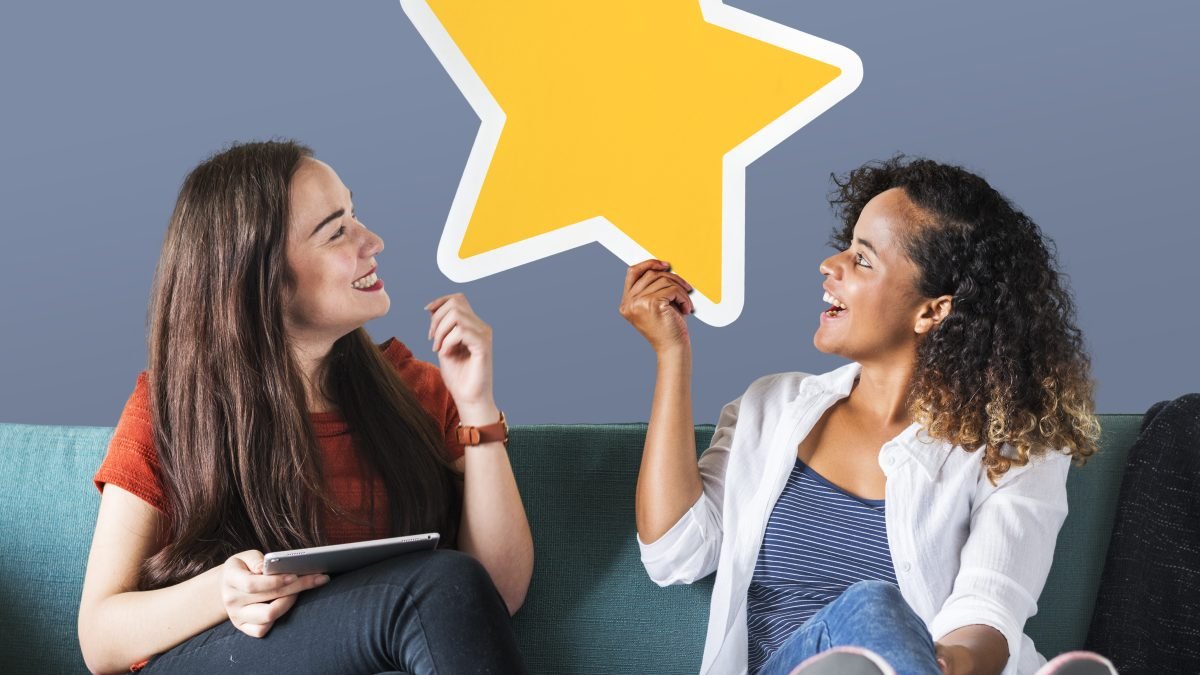 Dos personas sosteniendo una estrella dorada, símbolo de las reseñas y la calificación de un negocio